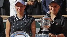 Markéta Vondrouová (vlevo) a Ashleigh Bartyová s trofejemi pro finalistku a...