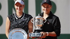 Markéta Vondrouová (vlevo) a Ashleigh Bartyová s trofejemi pro finalistku a...