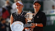 Markéta Vondrouová (vlevo) a Ashleigh Bartyová s trofejemi pro finalistku a...