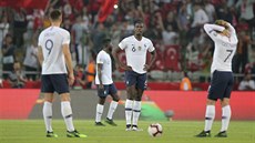 Zdeptaní Francouzi Olivier Giroud (zleva), Paul Pogba a Antoine Griezmann v...