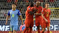 Romelu Lukaku a Vincent Kompany slaví belgický gól proti Kazachstánu v utkání...