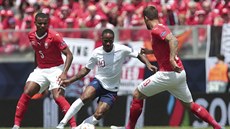 Anglický fotbalista Raheem Sterling proniká výcarskou obranou v utkání o tetí...