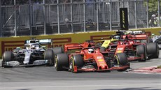Sebastian Vettel vede před Lewisem Hamiltonem pořadí Velké ceny Kanady formule...