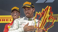 Vítzný Lewis Hamilton (vpedu), za ním druhý Sebastian Vettel po Velké cen...