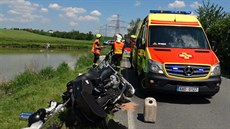 Motorká po nárazu do patníku skonil v rybníce u obce Bezová-Oleko. (2....