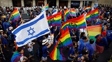 Tisíce lidí proly ulicemi izraelského Jeruzaléma pi kadoroním pochodu Gay...