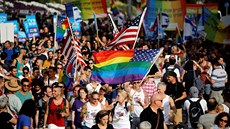 Tisíce lidí proly ulicemi izraelského Jeruzaléma pi kadoroním pochodu Gay...