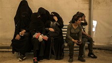 Manelky a vdovy po bojovnících Islámského státu v syrském uprchlickém táboe...
