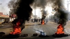 Na pondlních demonstracích v súdánském Chartúmu protestující zapalovali...