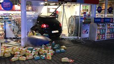 Ve tvrtek veer vjelo osobní auto do prodejny erpací stanice v praské ulici...