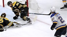 Kdy gólman Boston Bruins neme, zaskoí David Krejí. Chytil puk po stele...