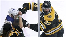 Váné zranní v oblieji Zdeno Cháry z Boston Bruins? I tak nastoupil a rozdal...