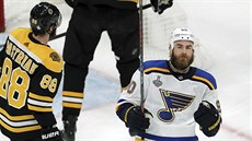 Útoník Ryan O'Reilly ze St. Louis Blues slaví gól do sít Boston Bruins. eský...