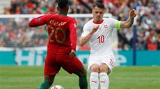 výcarský fotbalista Granit Xhaka i(vpravo) v souboji s Portugalcem Nelsonem...