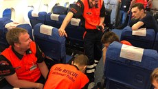 Nácvik evakuace lidí p�i nouzovém p�istání letadla na leti�ti v Ruzyni.  (2. 6....