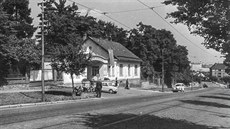 Historický snímek budovy vrátnice a brány olomoucké fakultní nemocnice v ulici I. P. Pavlova z roku 1981.