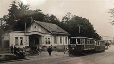 Historický snímek budovy vrátnice a brány olomoucké fakultní nemocnice v ulici I. P. Pavlova z roku 1981.