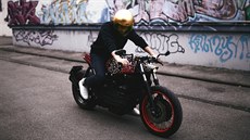 Agresivní chameleon: nový barevný design motocykl pracuje se svtlem.