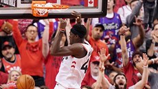 Pascal Siakam z Toronta smeuje do koe Golden State.