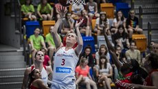Česká basketbalistka Kamila Štěpánová zakončuje na portugalský koš.