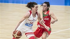 Česká basketbalistka Tereza Krakovičová (vlevo) útočí na portugalský koš.