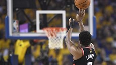 Kyle Lowry z Toronta pálí ve tetím finále NBA.