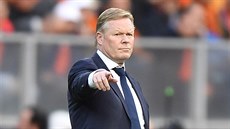 Nizozemský trenér Ronald Koeman ídí hru zpoza hit.