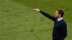 Anglický trenér Gareth Southgate usmruje své hráe.