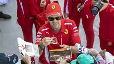 Sebastian Vettel z Ferrari se podepisuje kanadským fanoukm.