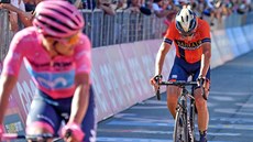Ekvádorský cyklista Richard Carapaz se ohlíí za Vincenzem Nibalim v cíli 20....