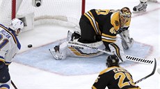 Bostonský gólman Tuukka Rask inkasuje v pátém finále proti St. Louis.