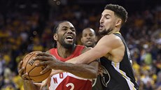 Kawhi Leonard z Toronta u míe, brání ho Klay Thompson z Golden State.