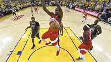 Serge Ibaka z Toronta ve výskoku v duelu s Golden State.