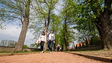 Návtvníci zámku v Novém Mst nad Metují na Náchodsku se kochají procházkou v...