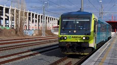 Motorová jednotka ady 845 na mstské lince S49 ze stanice Praha-Hostiva do...