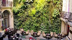 Zelená stna paíského hotelu Pershing Hall z roku 2001 je prvním velkým...