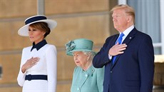 První dáma USA Melania Trumpová, britská královna Alžběta II. a americký...