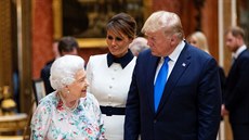 Britská královna Alžběta II., první dáma USA Melania Trumpová a americký...
