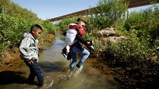 Migranti z Guatemaly nelegáln pekraují hranice z Mexika do USA. (6. ervna...