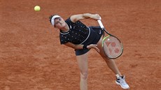Podání Markéty Vondrouové ve tvrtfinále Roland Garros.