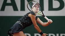 Markéta Vondroušová číhá na letící míček ve čtvrtfinále Roland Garros.