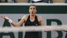 Gestikulující Petra Marti�ová ve �tvrtfinále Roland Garros.