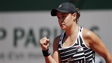 Vítězné gesto Ashleigh Bartyové ve čtvrtfinále Roland Garros.