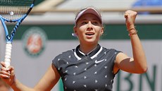 Vítězné gesto Amandy Anisimovové ve čtvrtfinále Roland Garros.