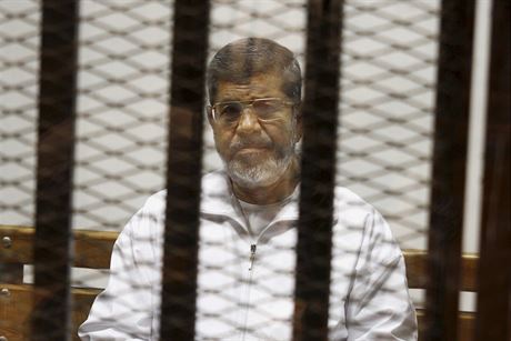 Egyptský exprezident Muhammad Mursí u soudu (8. kvtna 2014)