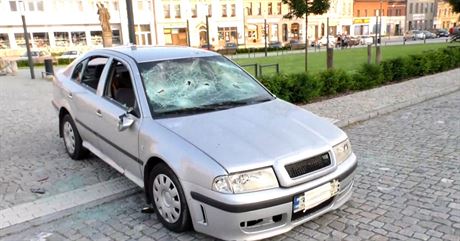 Pi hromadné rvace v Kojetín útoníci niili auta a zranili dva lidi