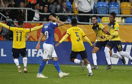 Ekvádorský fotbalista Richard Mina (vpravo) a jeho spoluhrái se radují z gólu...