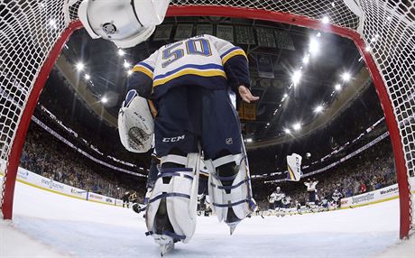 Jordan Binnington ze St. Louis se chyst na oslavy, hrnou se k nmu spoluhri.