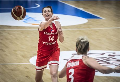 eská basketbalistka Tereza Krakoviová (vlevo) pihrává Kamile tpánové.