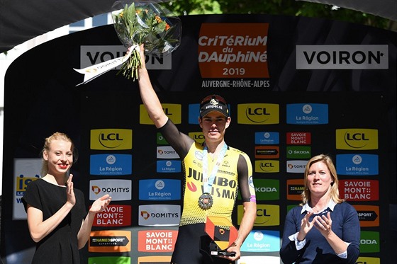 Wout van Aert slaví triumf v páté etap závodu Critérium du Dauphiné.